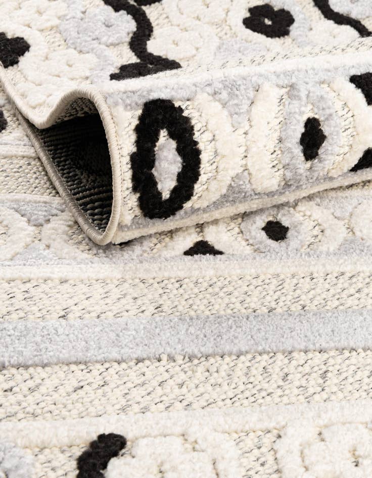 Detail image of 5' 3 x 7' 7 Easy-Clean Indoor / Outdoor Rug