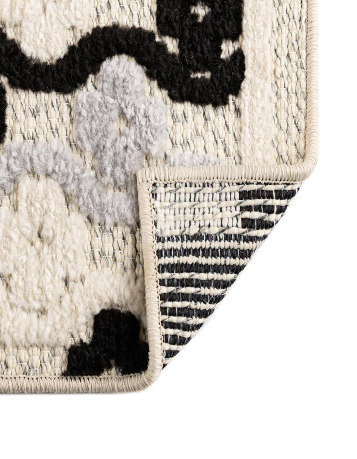 Detail image of 5' 3 x 7' 7 Easy-Clean Indoor / Outdoor Rug