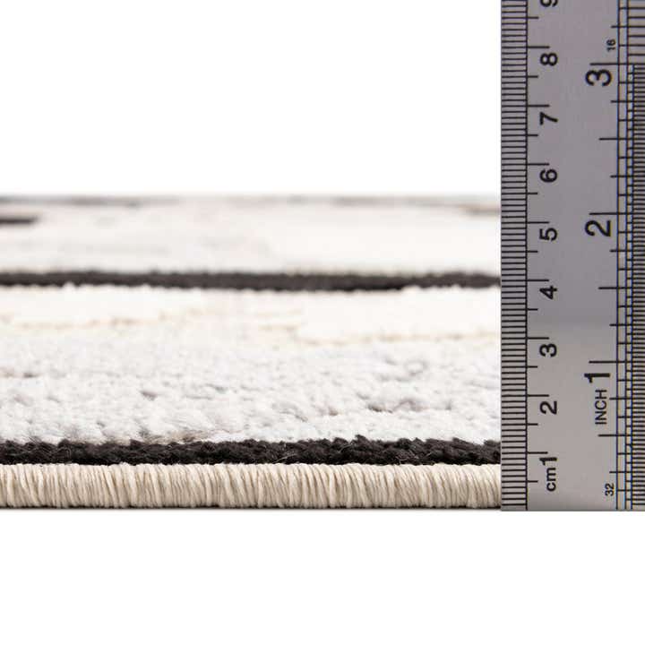 5' 3 x 7' 7 Easy-Clean Indoor / Outdoor Rug