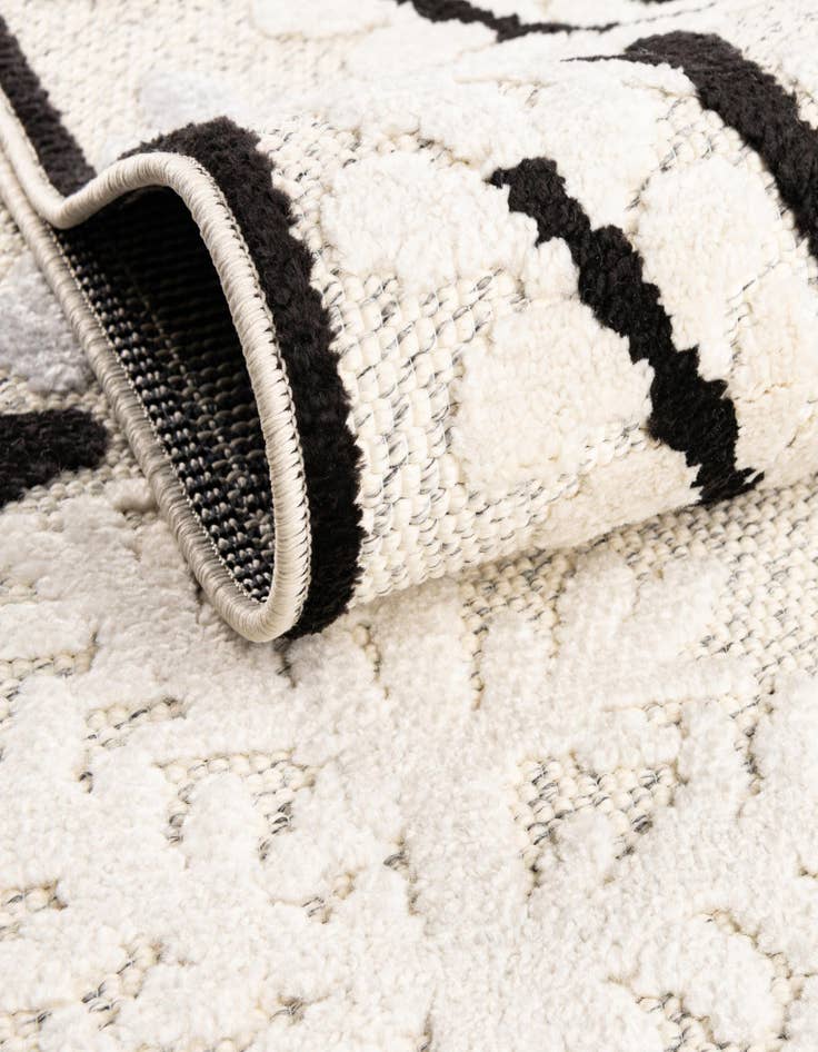 Detail image of 5' 3 x 7' 7  Washable  Indoor / Outdoor Rug