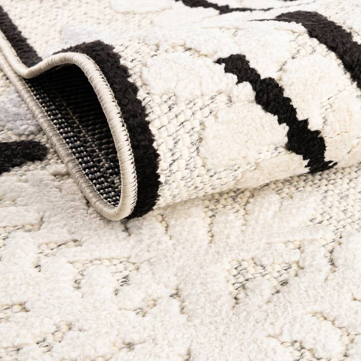 Detail image of 5' 3 x 7' 7 Easy-Clean Indoor / Outdoor Rug