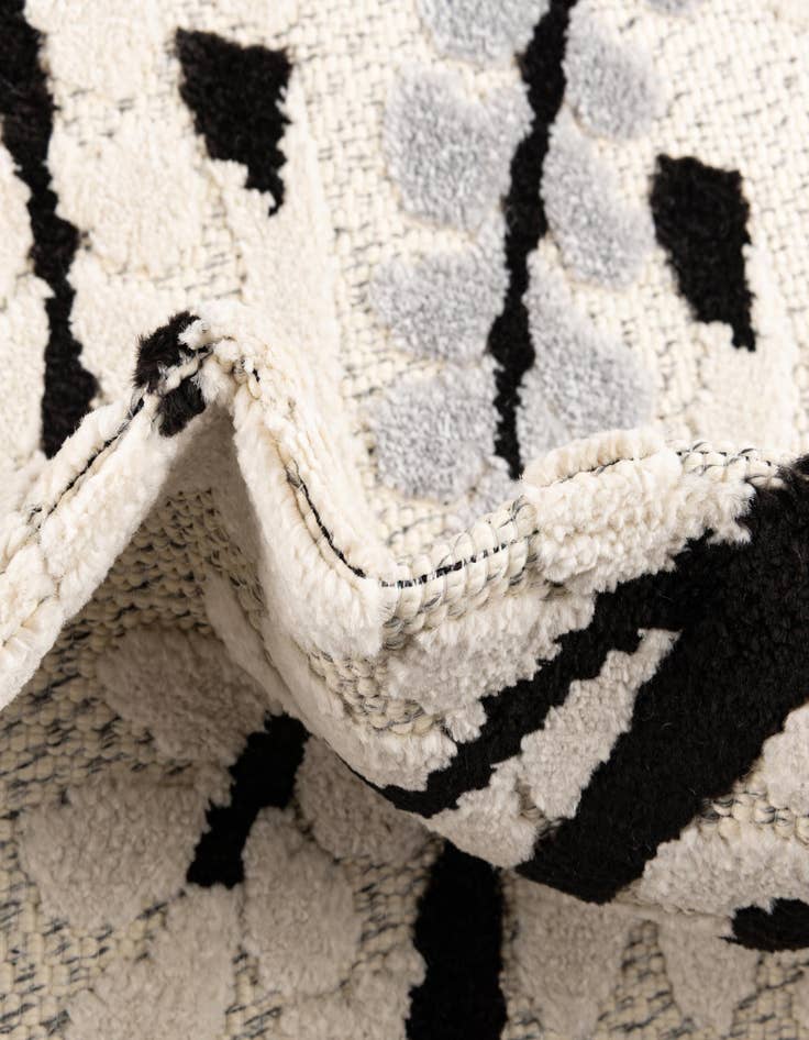 Detail image of 5' 3 x 7' 7  Washable  Indoor / Outdoor Rug