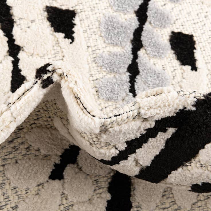 Detail image of 5' 3 x 7' 7 Easy-Clean Indoor / Outdoor Rug