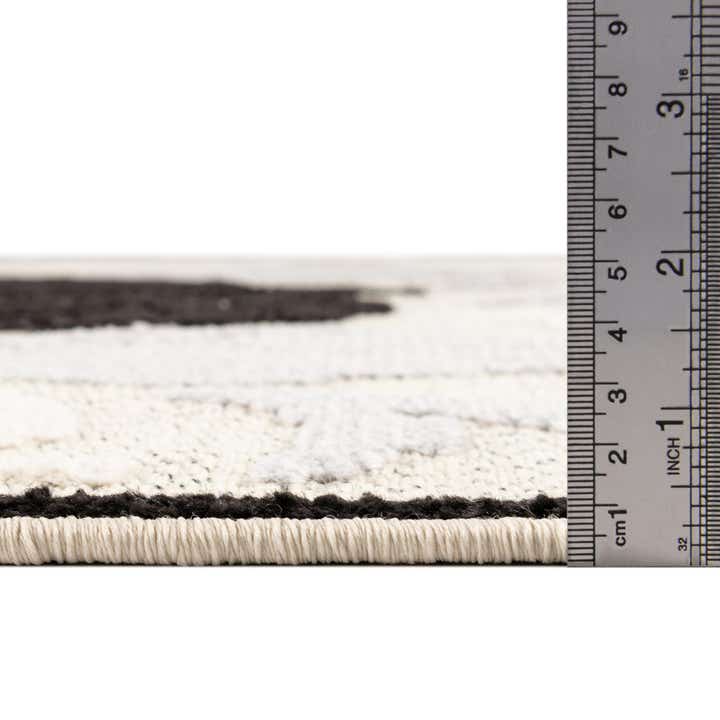 5' 3 x 7' 7 Easy-Clean Indoor / Outdoor Rug