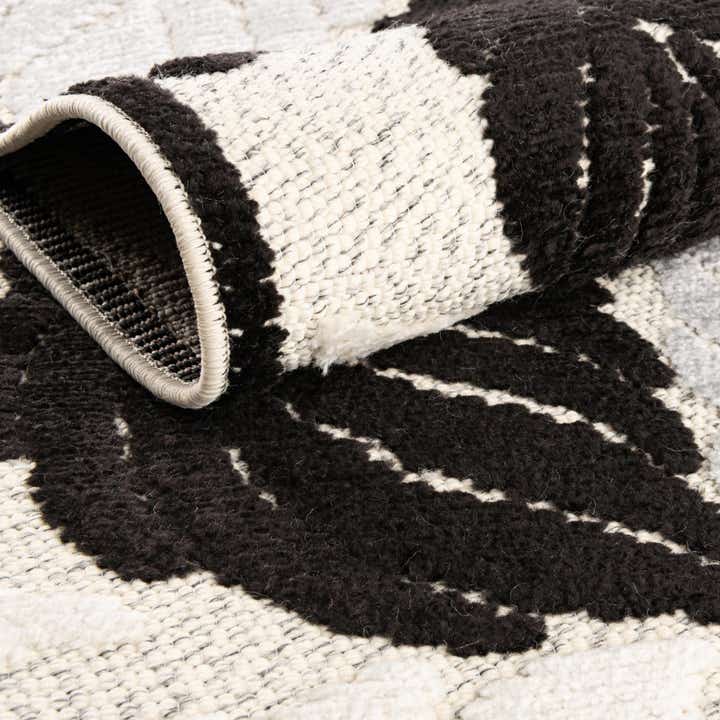 5' 3 x 7' 7 Easy-Clean Indoor / Outdoor Rug