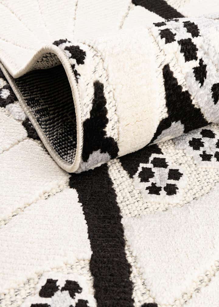 5' 3 x 7' 7 Easy-Clean Indoor / Outdoor Rug