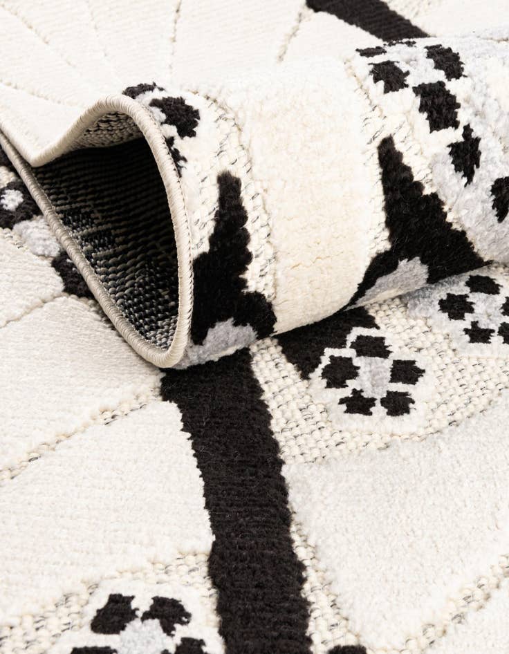 Detail image of 5' 3 x 7' 7 Easy-Clean Indoor / Outdoor Rug