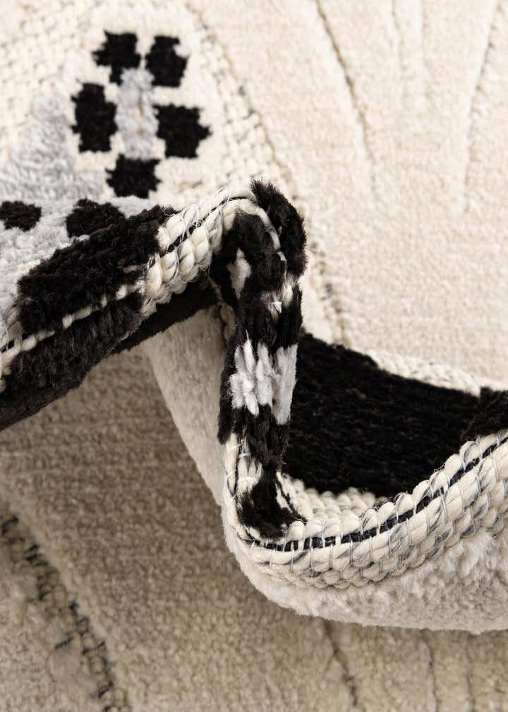 5' 3 x 7' 7 Easy-Clean Indoor / Outdoor Rug