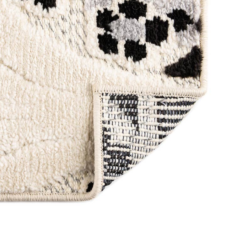 Detail image of 5' 3 x 7' 7 Easy-Clean Indoor / Outdoor Rug