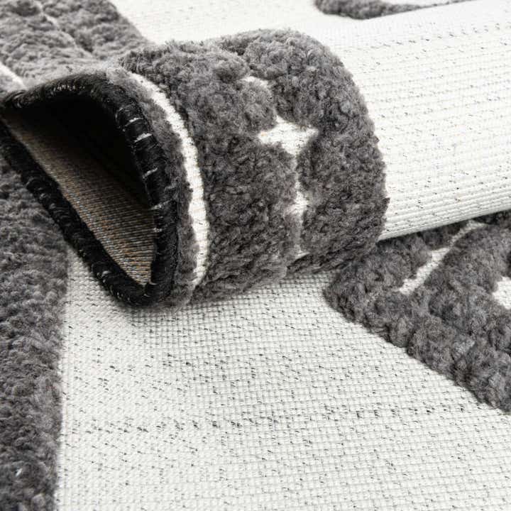 5' 3 x 7' 7 Easy-Clean Indoor / Outdoor Rug