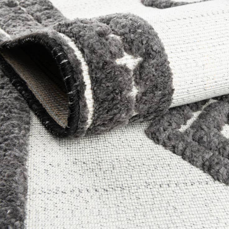 Detail image of 5' 3 x 7' 7 Easy-Clean Indoor / Outdoor Rug