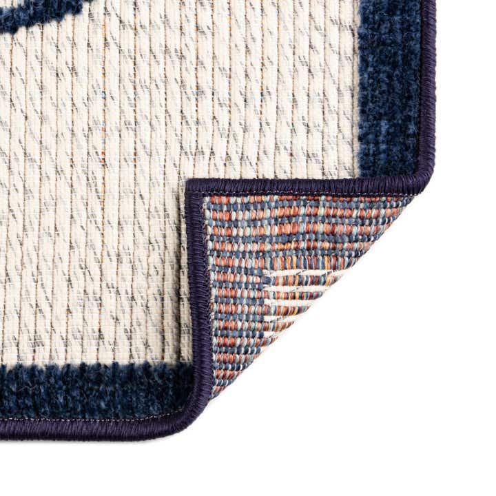 5' x 7' 7 Easy-Clean Indoor / Outdoor Rug