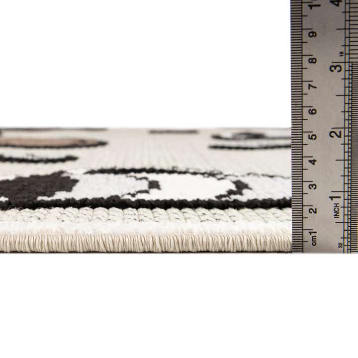 5' x 7' 7 Easy-Clean Indoor / Outdoor Rug