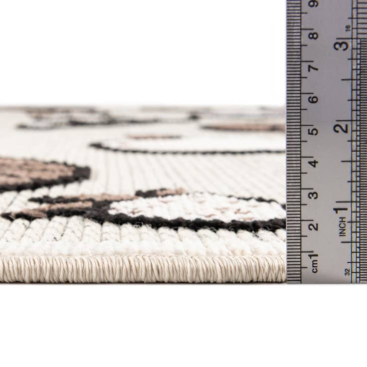 Detail image of 5' x 7' 7 Easy-Clean Indoor / Outdoor Rug