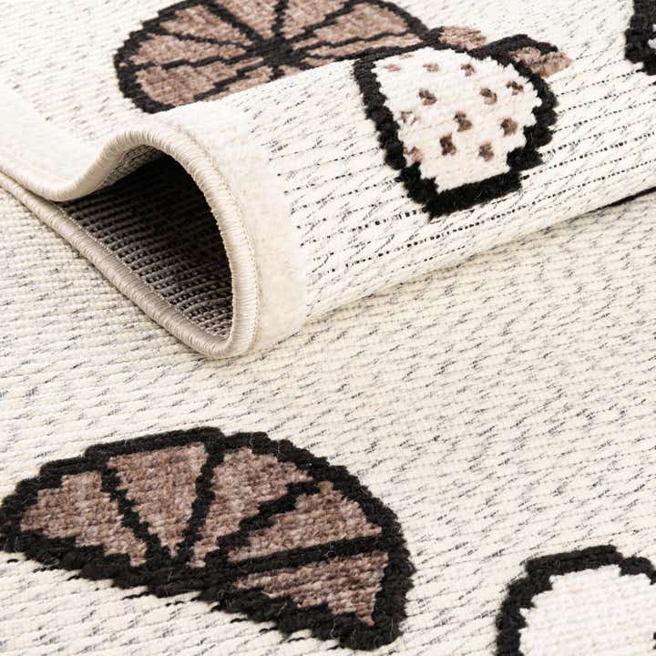 5' x 7' 7 Easy-Clean Indoor / Outdoor Rug