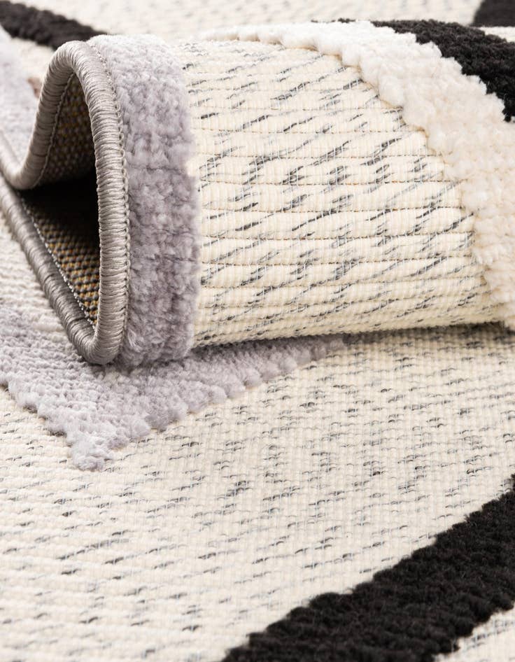 Detail image of 5' x 7' 7 Easy-Clean Indoor / Outdoor Rug