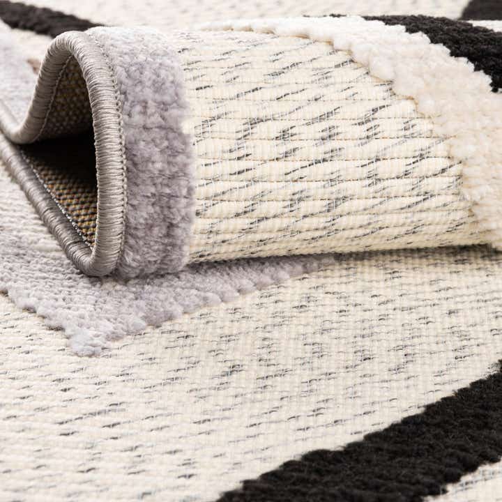 5' x 7' 7 Easy-Clean Indoor / Outdoor Rug