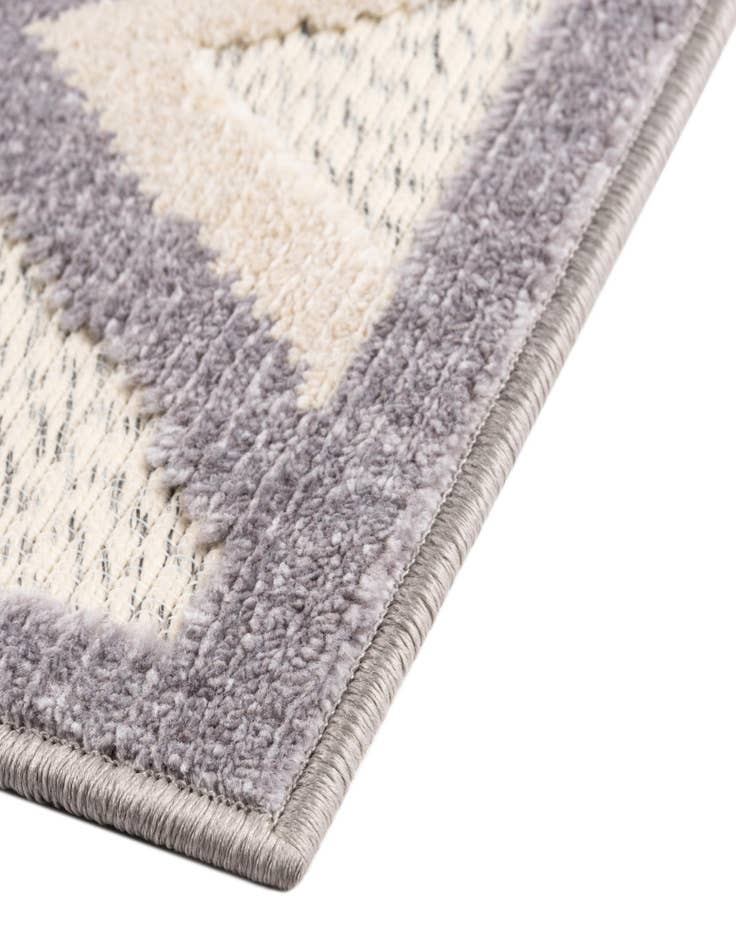 Detail image of 5' x 7' 7 Easy-Clean Indoor / Outdoor Rug