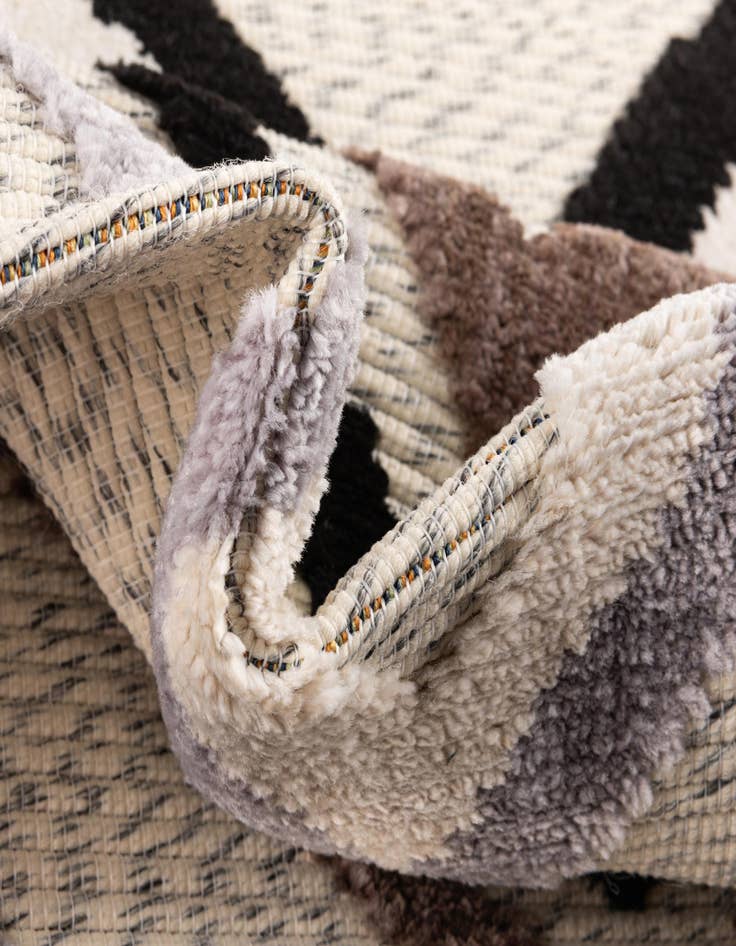 Detail image of 5' x 7' 7 Easy-Clean Indoor / Outdoor Rug