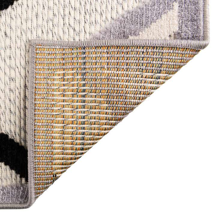 5' x 7' 7 Easy-Clean Indoor / Outdoor Rug