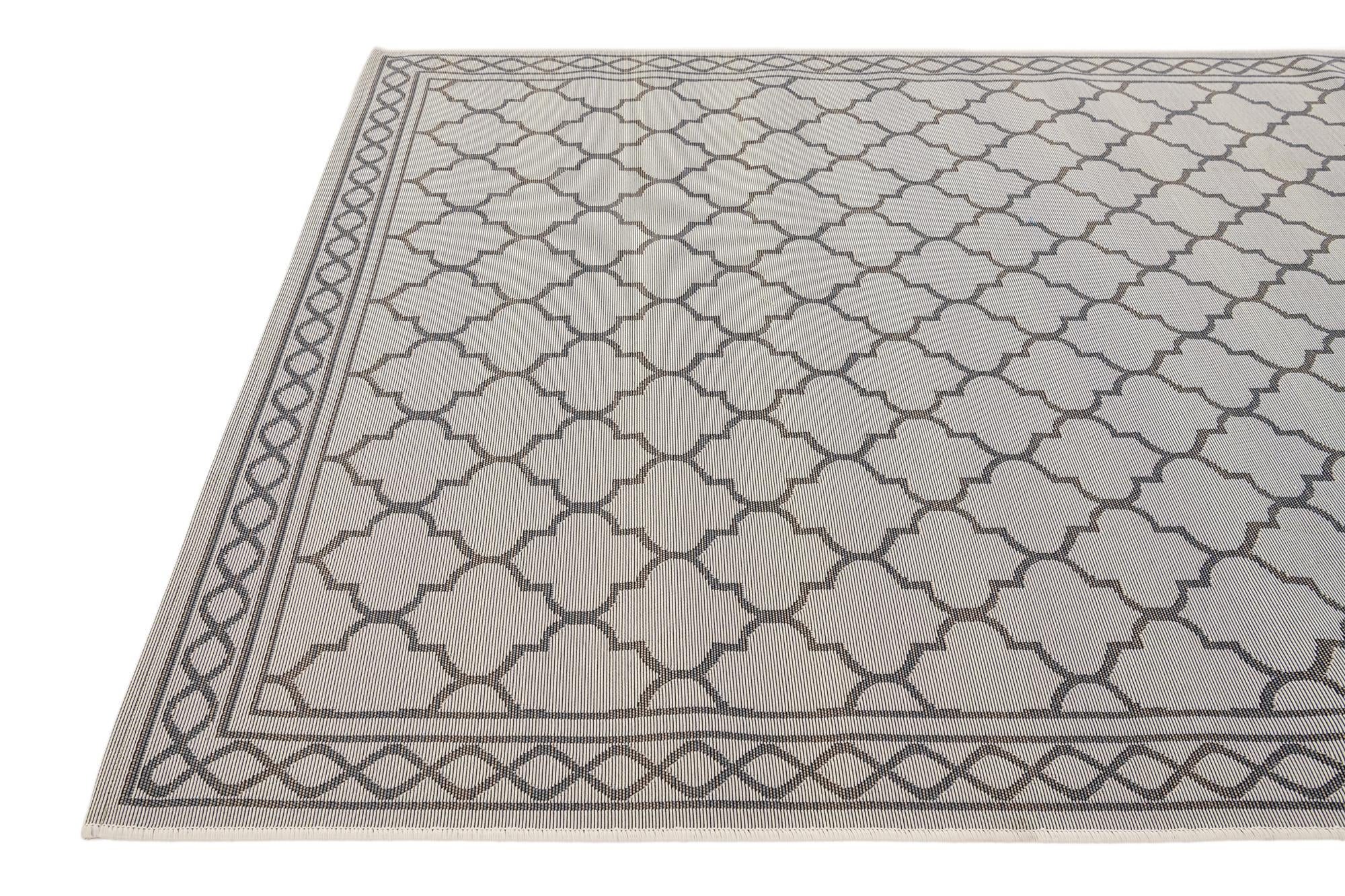 5' 3 x 7' 7 Easy-Clean Trellis Indoor / Outdoor Rug