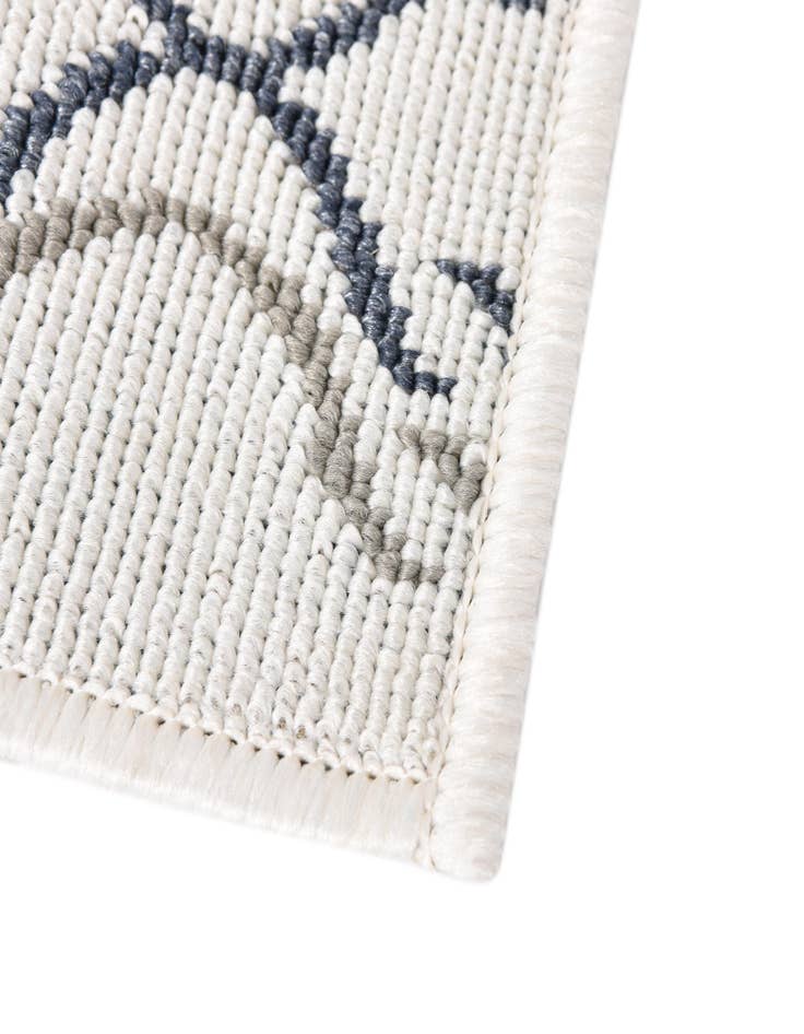 Detail image of 5' 3 x 8' Easy-Clean Trellis Indoor / Outdoor Rug
