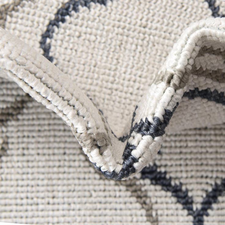 Detail image of 9' x 12' Easy-Clean Trellis Indoor / Outdoor Rug