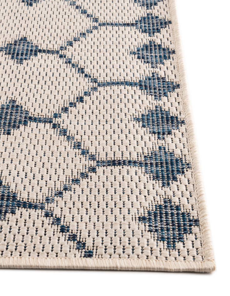 Detail image of 4' x 6' Easy-Clean Trellis Indoor / Outdoor Rug