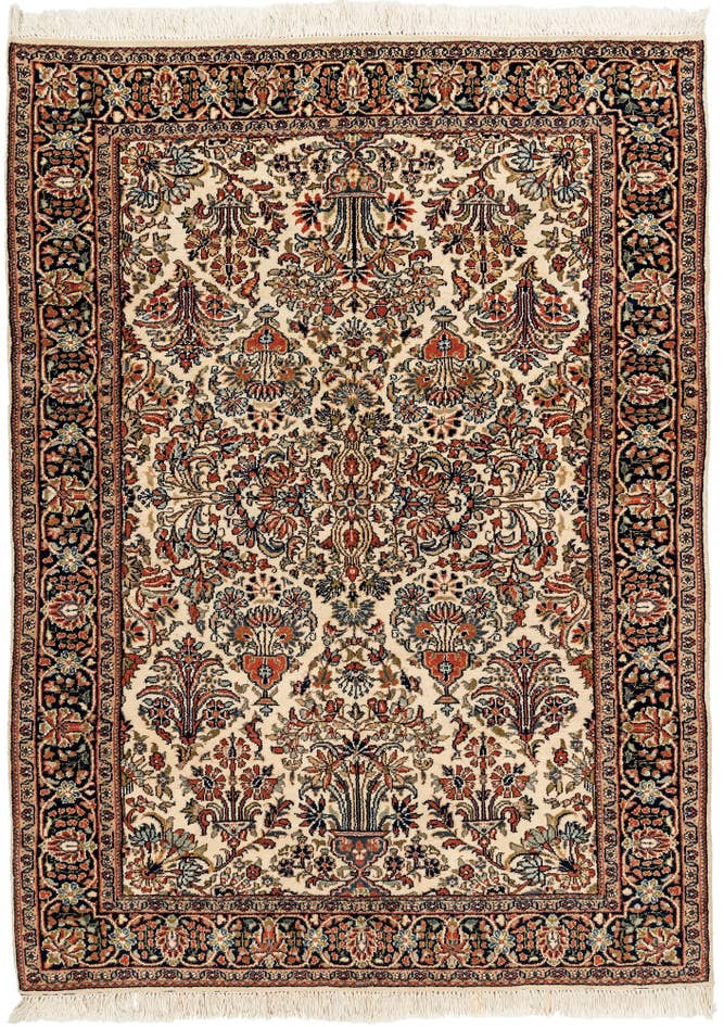 Detail image of 4' 2 x 5' 10 Hand Knotted Sarough Wool Rug