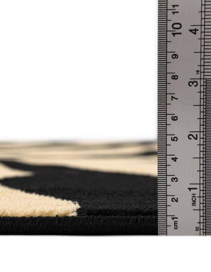 Detail image of 5' 3 x 8' Savannah Rug