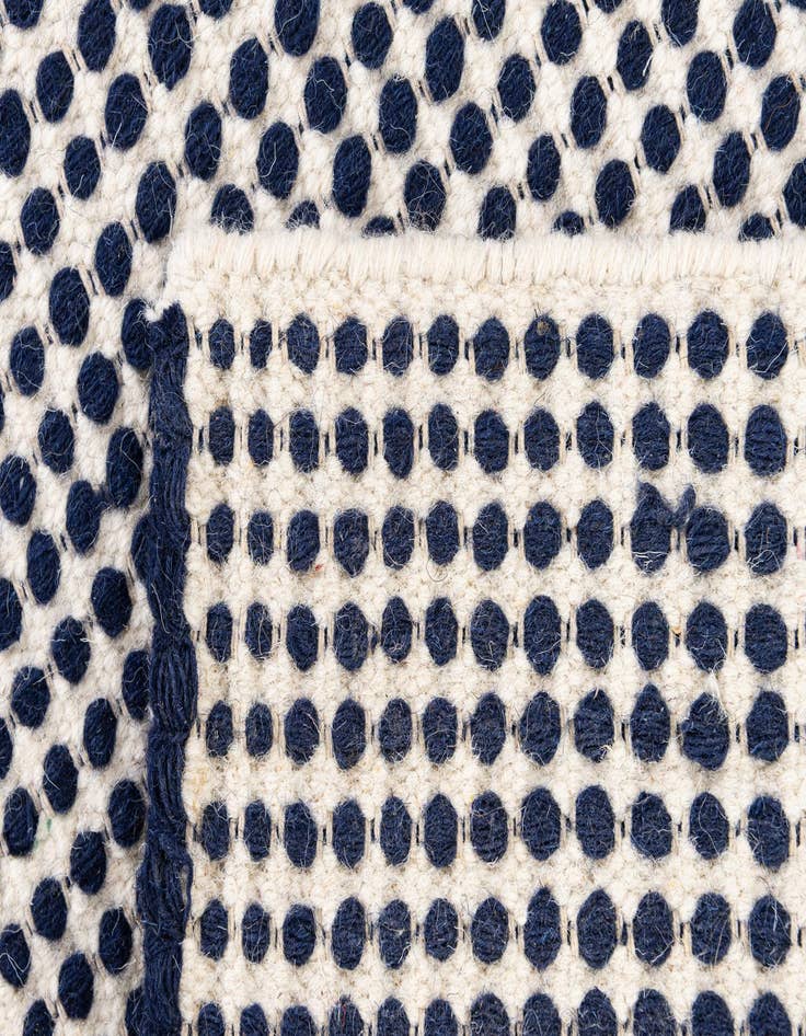 Detail image of 2' 1 x 3'  Hand Woven Seaside Pearl Jute Rug