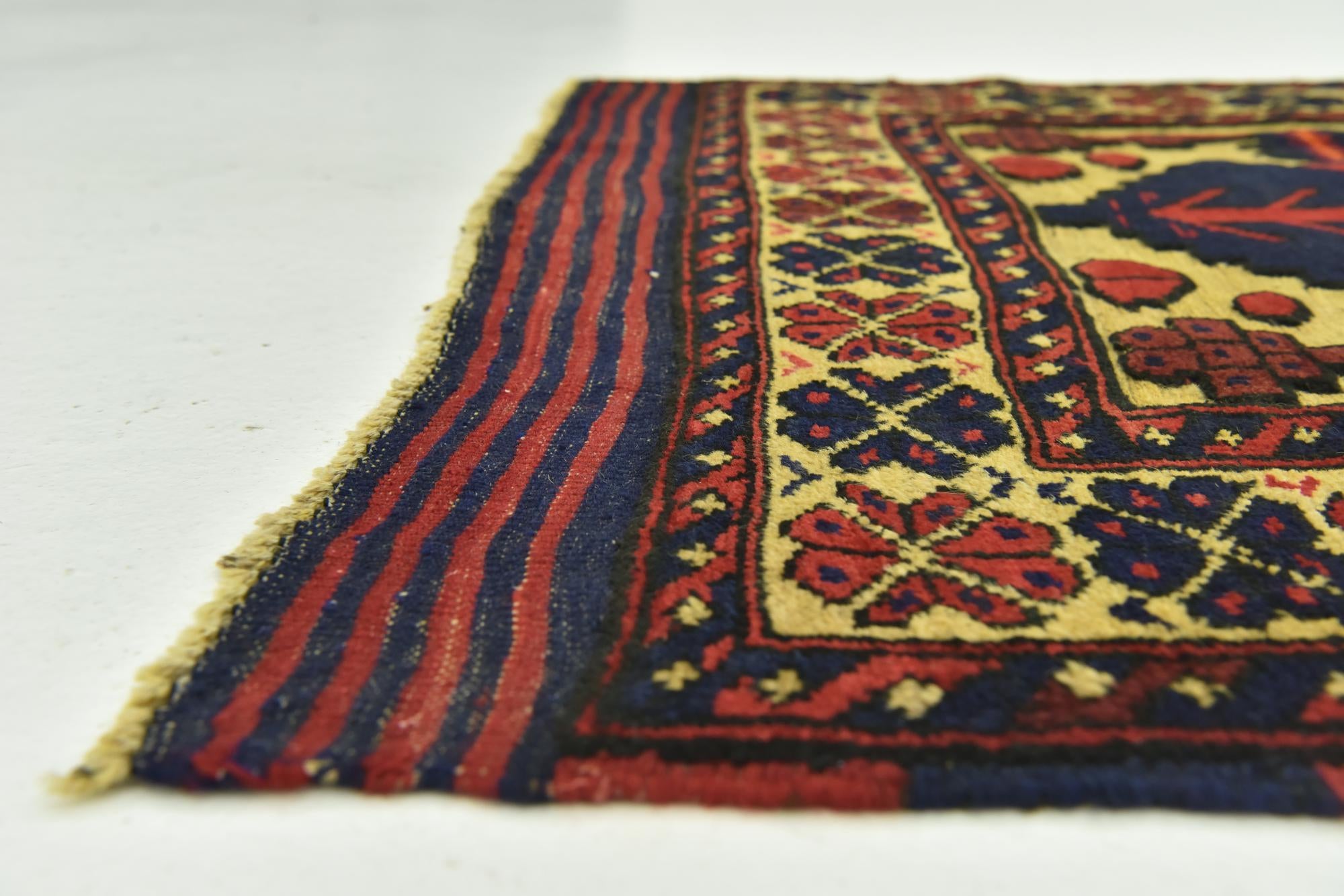 2' 8 x 4' 10 Hand Knotted Sumak Wool Rug