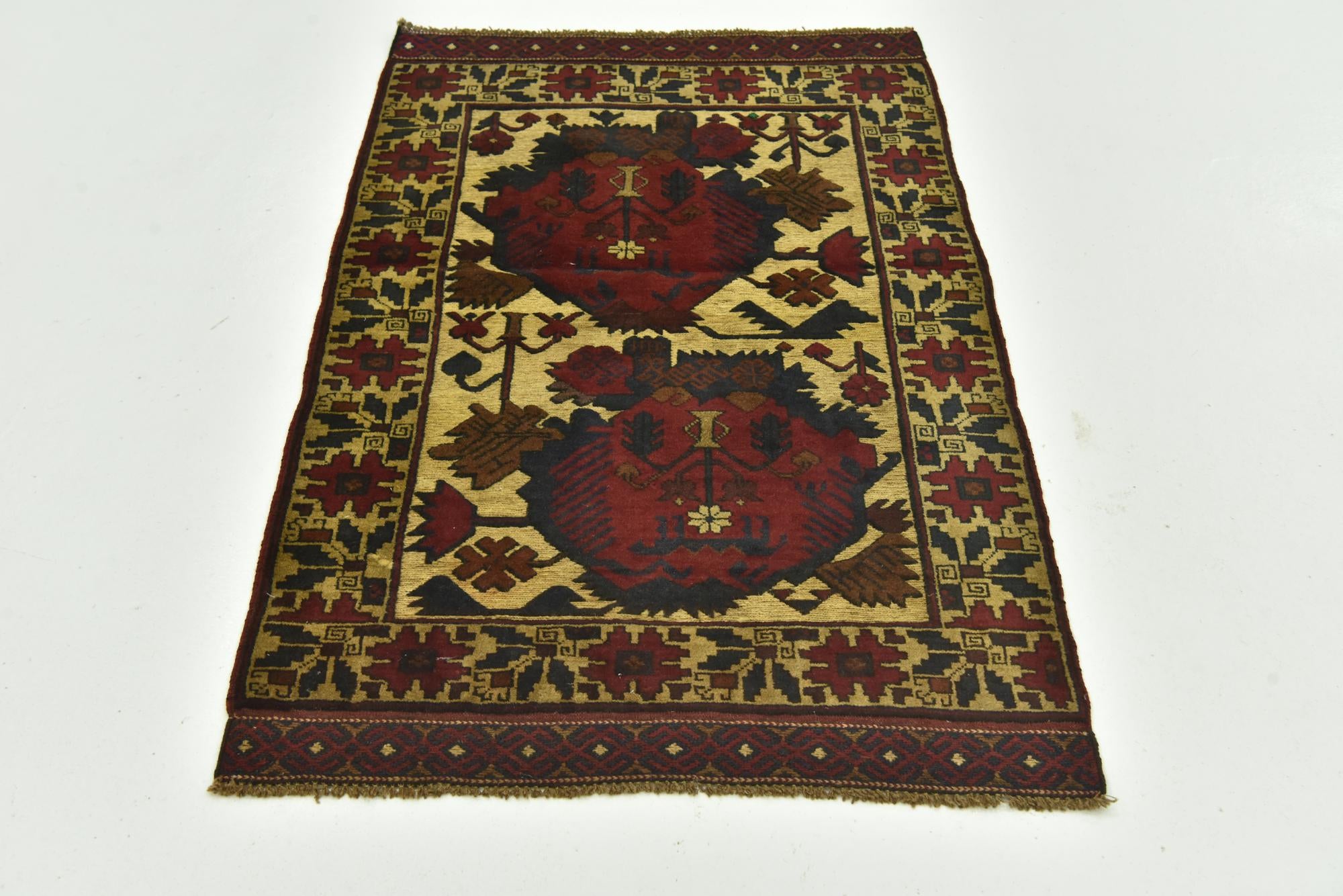 2' 10 x 4' 6 Hand Knotted Sumak Wool Rug