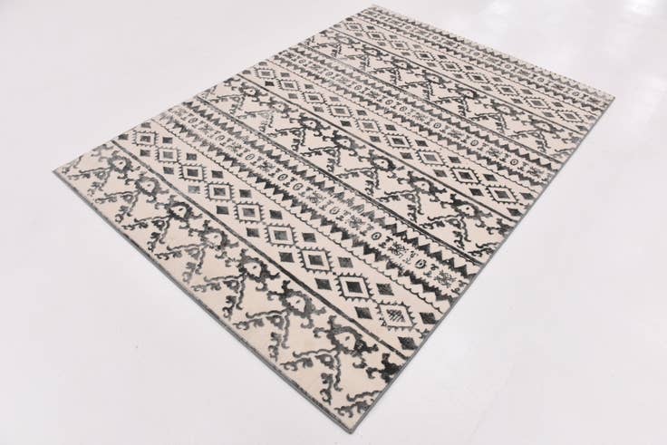 Detail image of 5' 3 x 7' 3 Titania Rug