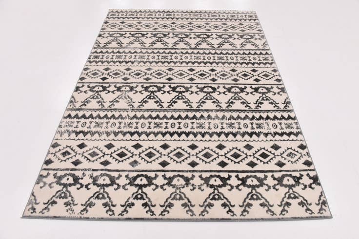 Detail image of 5' 3 x 7' 3 Titania Rug