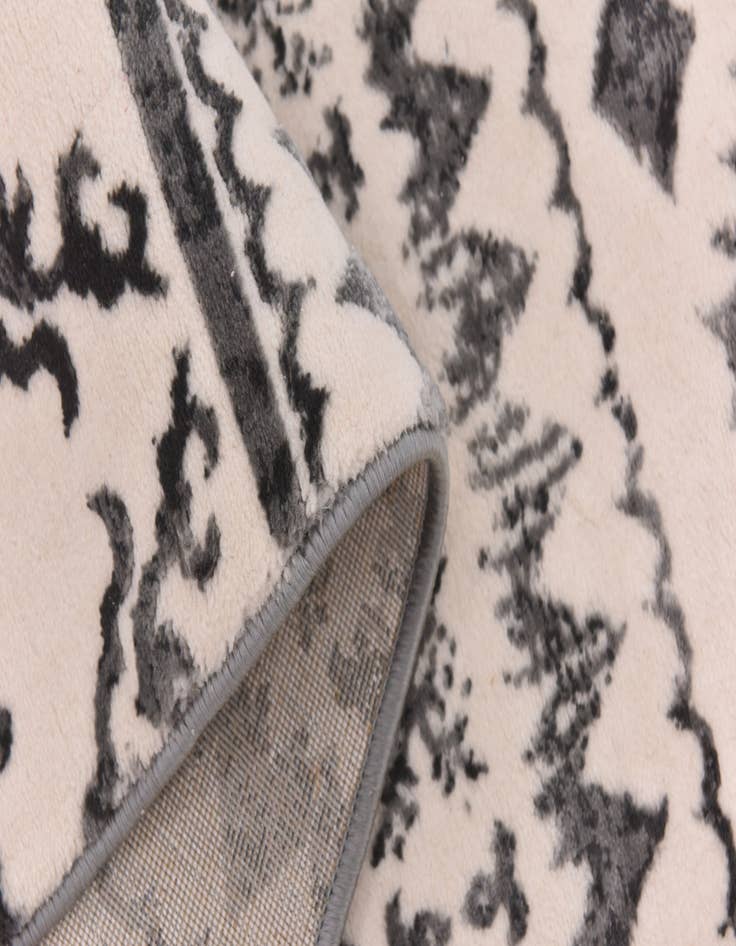 Detail image of 5' 3 x 7' 3 Titania Rug