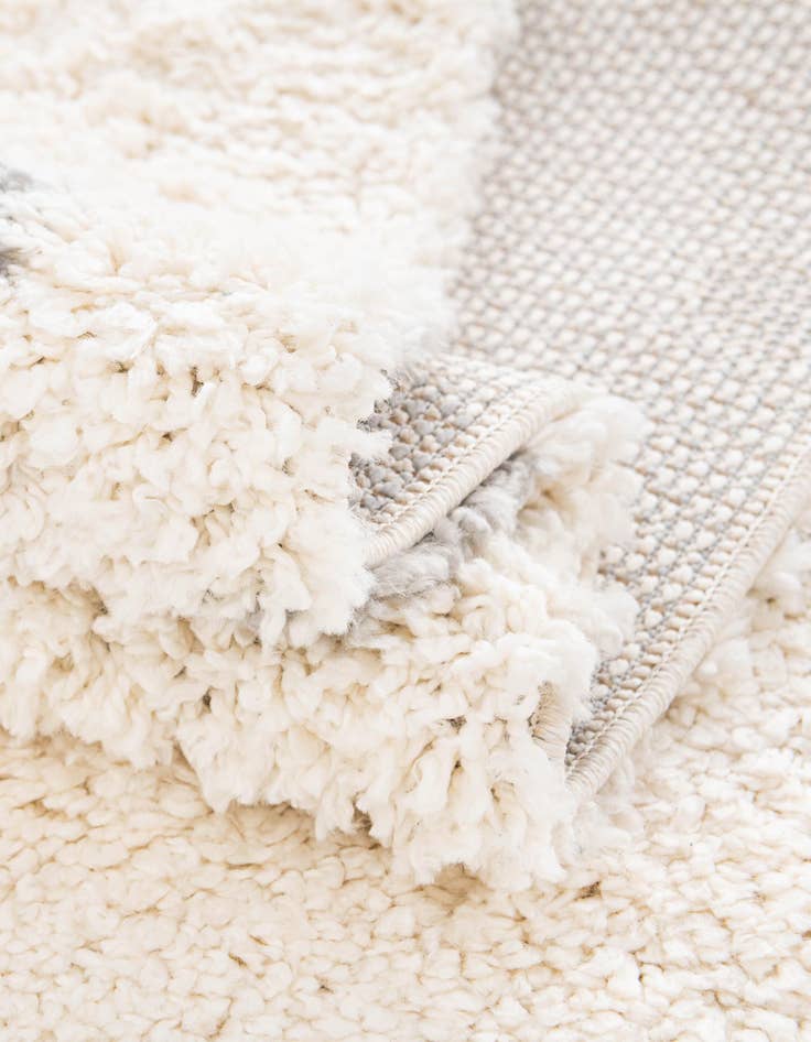 Detail image of 3' 3 x 3' 3 Athena Shag Round Rug