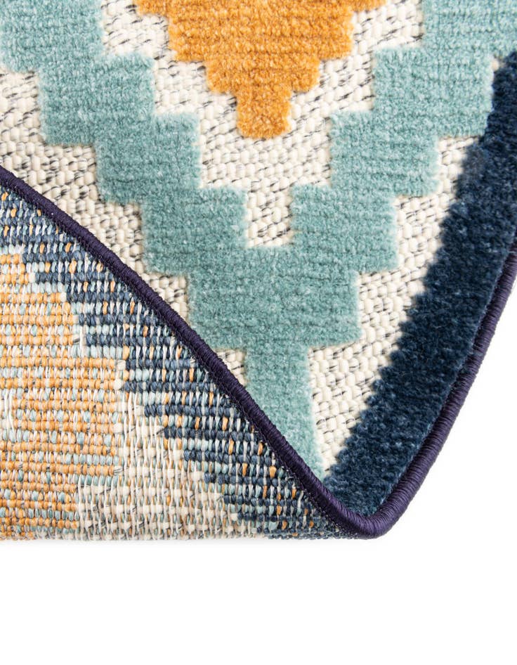 Detail image of 3' 3 x 3' 3 Easy-Clean Belize Indoor / Outdoor Round Rug