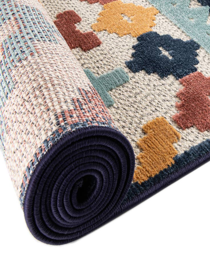 Detail image of 3' 3 x 3' 3 Easy-Clean Belize Indoor / Outdoor Round Rug