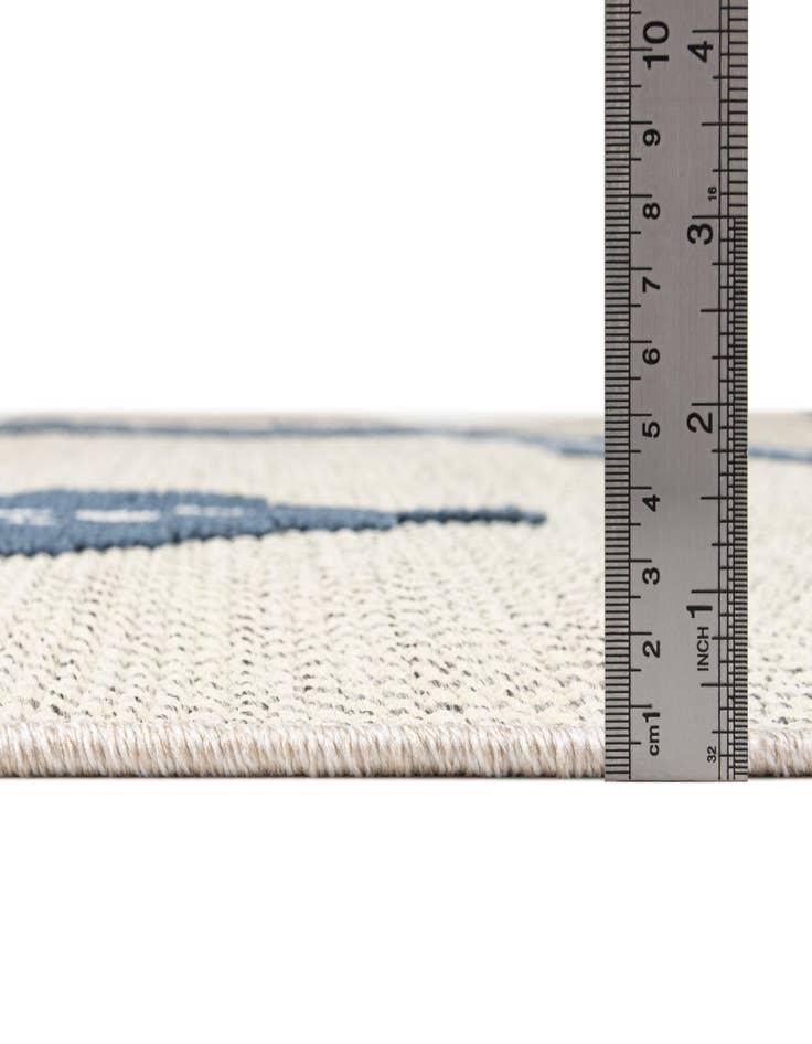 Detail image of 3' 3 x 3' 3 Easy-Clean Belize Indoor / Outdoor Round Rug