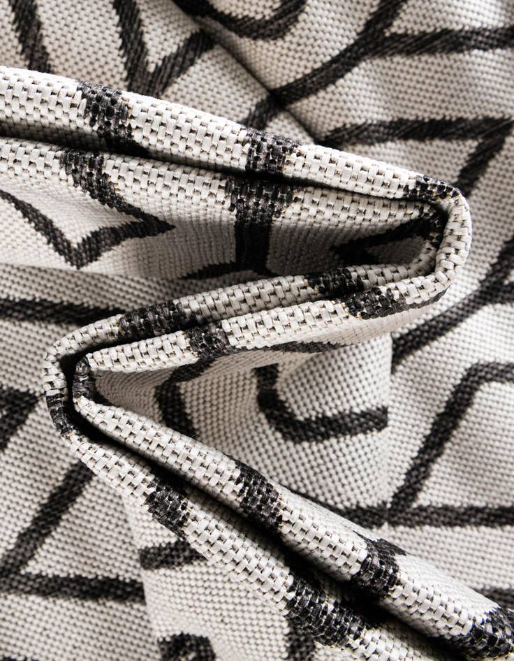 Detail image of 6' 7 x 6' 7 Easy-Clean Jill Zarin Turks and Caicos Indoor / Outdoor Round Rug