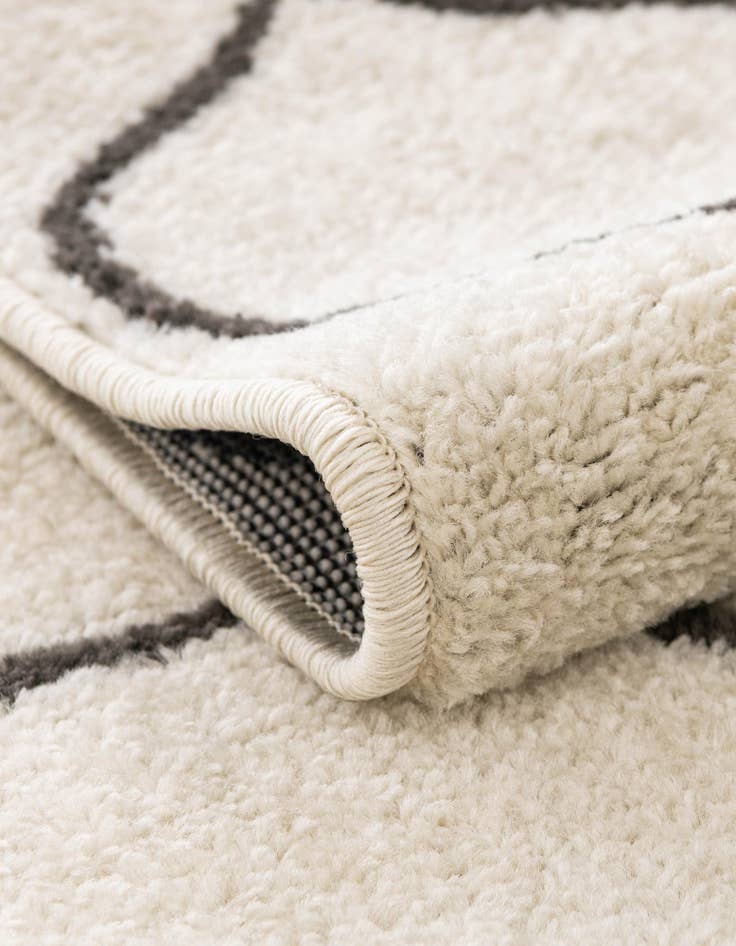 Detail image of 3' x 3' Lattice Frieze Round Rug