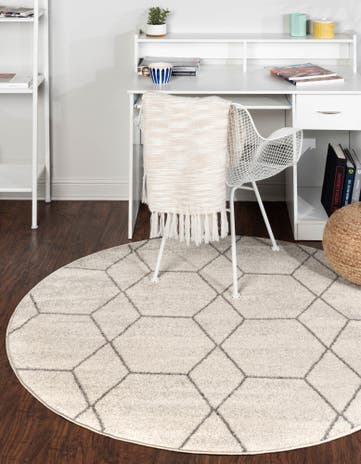 7' 10 x 7' 10 Lattice Frieze Round Rug