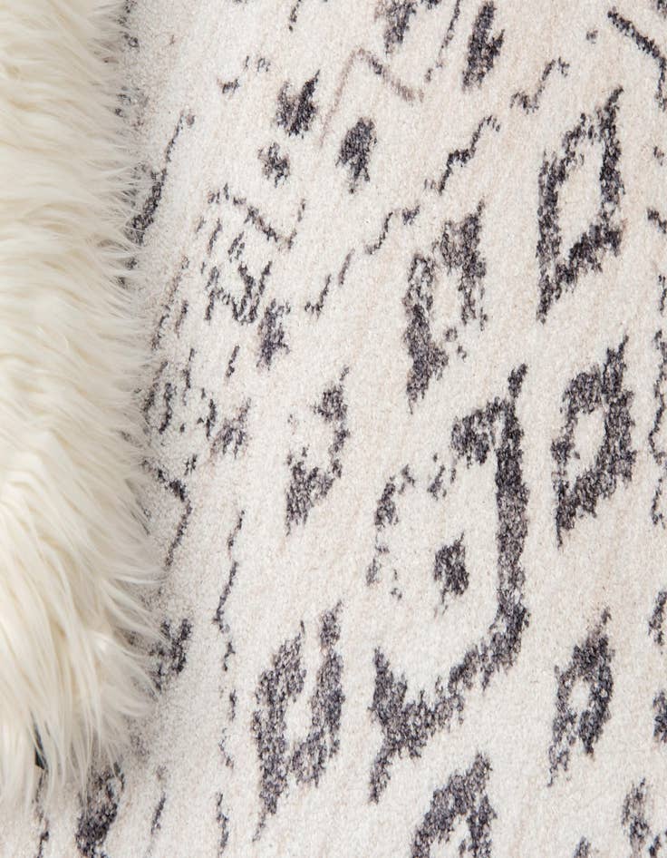 Detail image of 3' 3 x 3' 3 Madrid Round Rug