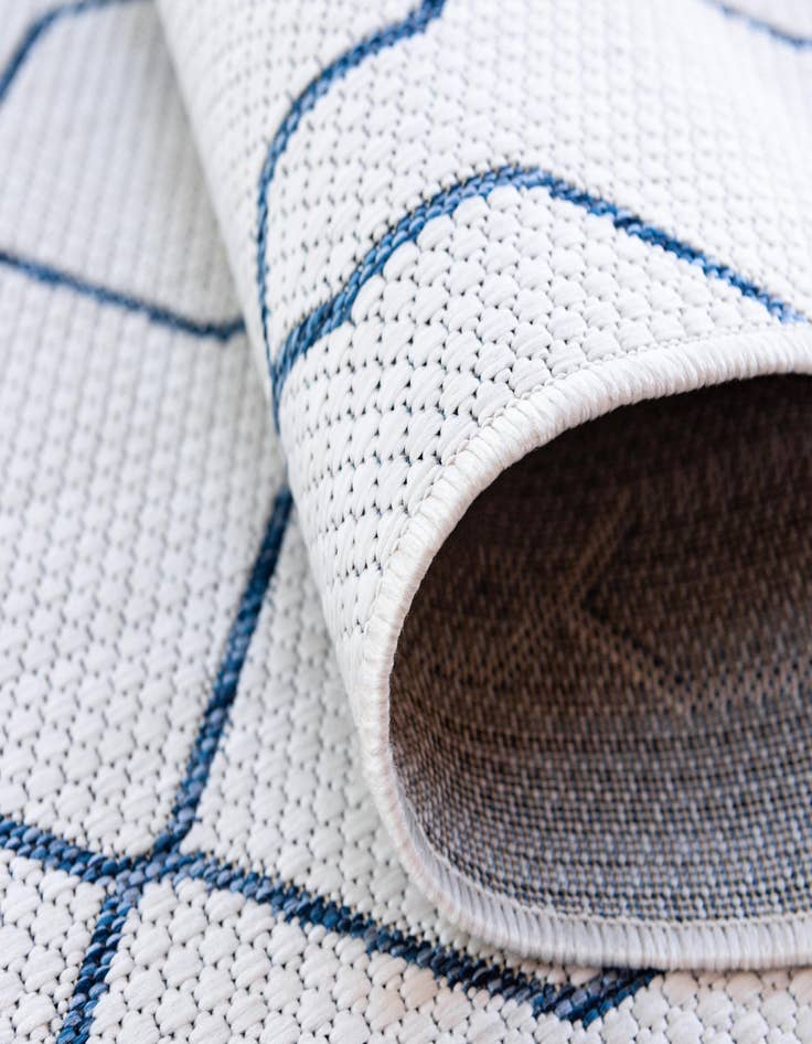 Detail image of 4' x 4' Washable Lattice Indoor / Outdoor Round Rug