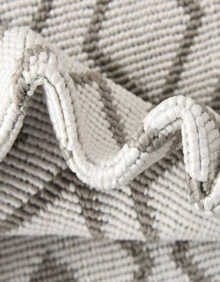 Detail image of 4' x 4' Easy-Clean Lattice Indoor / Outdoor Round Rug