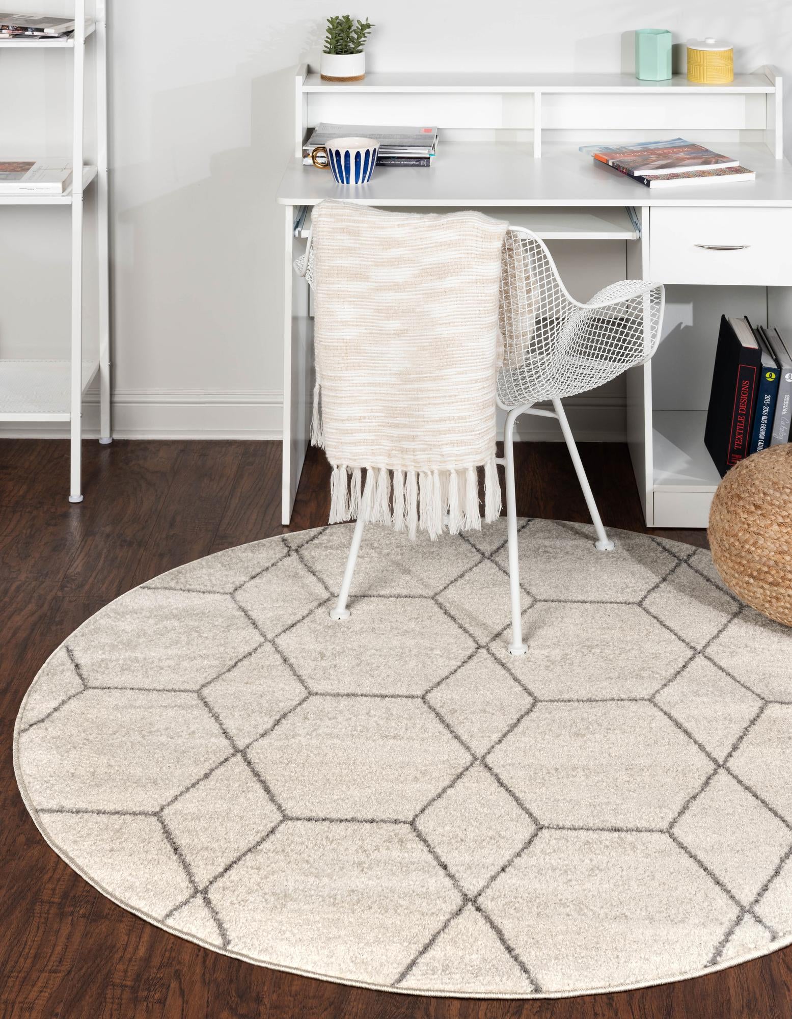 5' 3 x 5' 3 Trellis Frieze Round Rug