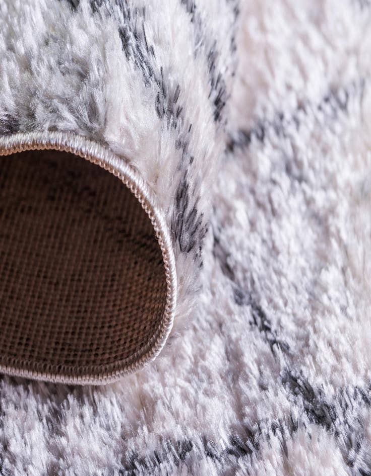 Detail image of 2' 4 x 6' Artemis Runner Rug