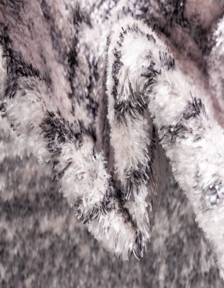 Detail image of 2' 4 x 6' Artemis Runner Rug