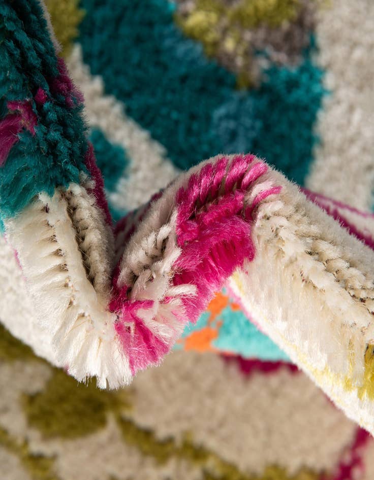 Detail image of 2' x 6' Azalea Runner Rug
